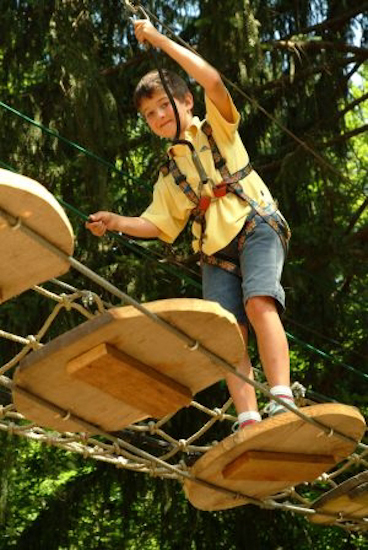 Valentin le petit lutin des forêts est maintenant très à l’aise sur les obstacles !