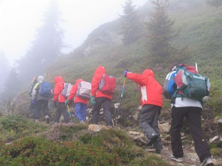 Si le petit côté voit le soleil pointer assez régulièrement, dans le groupe de Christine on a tiré les capuches au milieu de la brume.