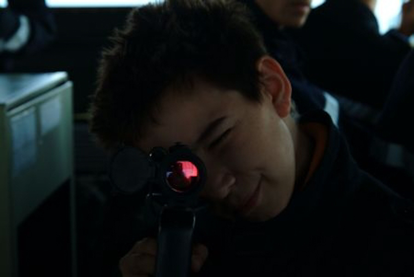 Passons à la détection par laser ; derrière le cercle rouge, un marin expert : Robin.