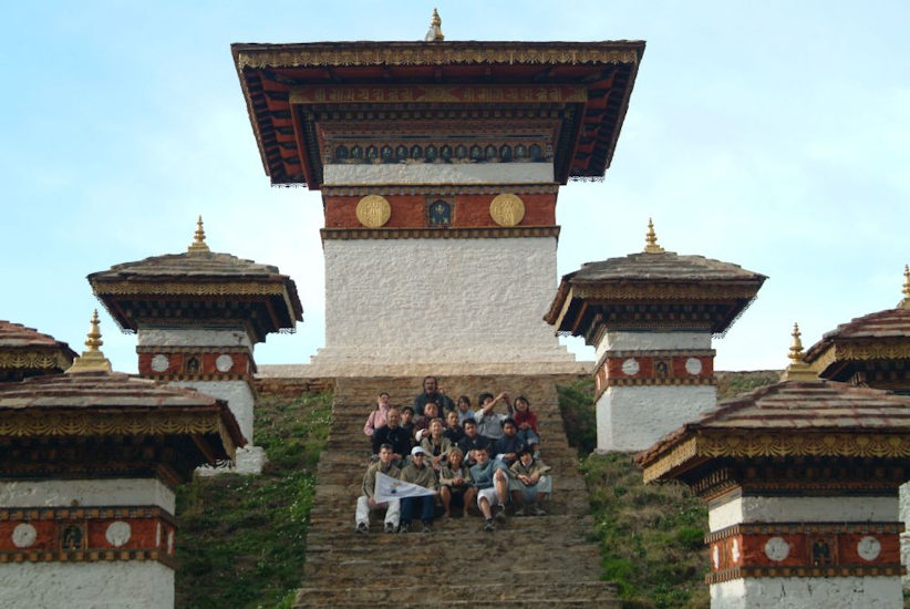 De retour vers Thimphu, nous nous arrêtons au magnifique chorten qui surplombe le col de Dochu à 3050m d’altitude ! / On our way back to Thimphu, we stop at the magnificent Dochu pass chorten 3050 m high!