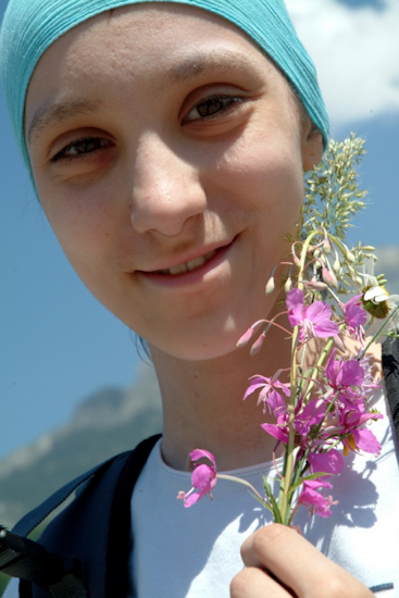 Petite pause pour Marion qui profite de la diversité des fleurs des montagnes !
