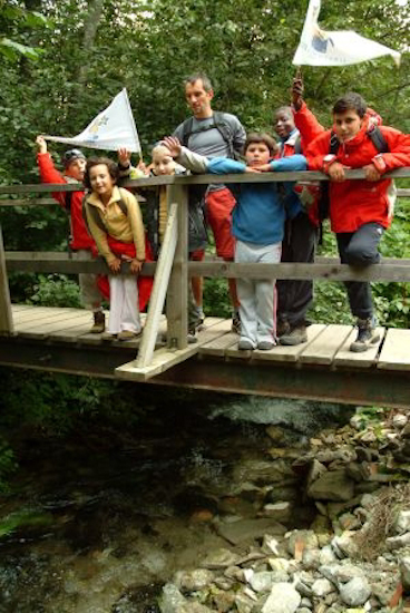 Pas la peine d’aller aux Etats-Unis pour se promener sur un pont suspendu, nos champions en ont trouvé un à Chamonix !