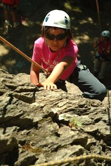 Stéphanie est aussi gracieuse en haut des parois que sur le sol, le mouvement est parfait !