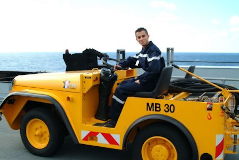 Romain, désigné conducteur, patiente tranquillement à son poste en attendant l’arrivée des hélicos…