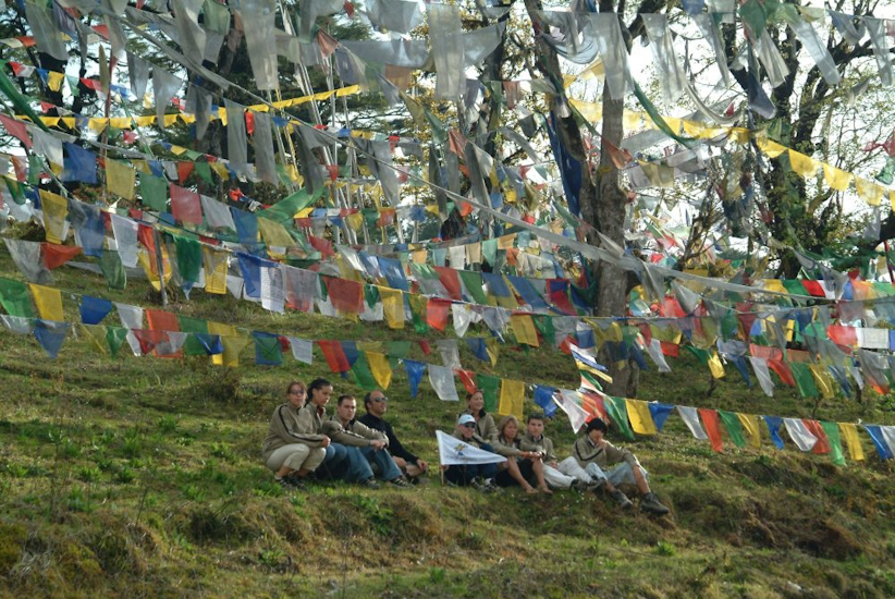 Cet endroit est remarquable par sa magnificence et la multitude de ses drapeaux à prières qui volent au vent. / this place is incredibly beautiful and impressive, with its hundreds of prayer flags blowing in the wind