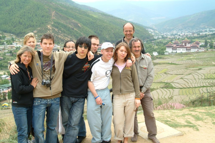Sur le chemin du retour, petite pause en groupe devant le Tashichodzong. / on the way back, taking the pause in front f the Tashichodzong