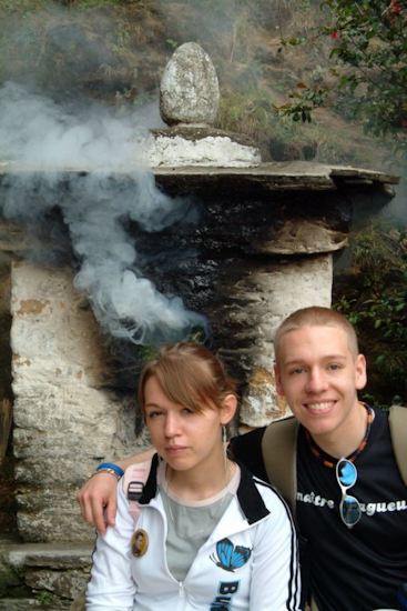Emilie et David devant un foyer à fumigation. / Emilie et David in front of a fumigation hearth