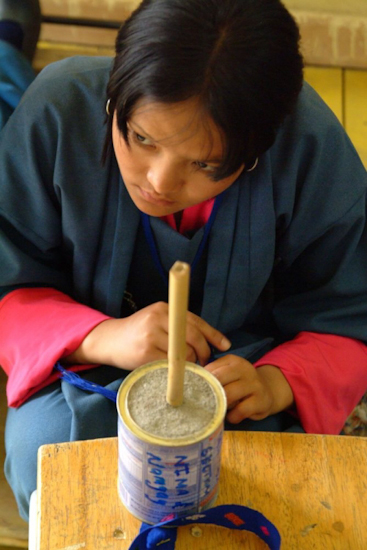 Penchés sur leur métier, les étudiants perpétue les gestes de l’artisanat ancestral. / Bended over their work, the students perpetuate the gesture of an ancestral handcraft