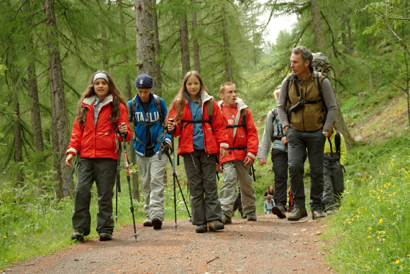 La marche a travers la forêt continue et aucun signe de faiblesse chez les chercheurs d’Everest !