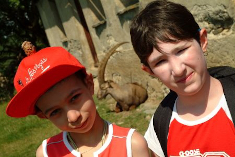 Elisa et sa pomme de pin et Marion sont fières de vous présenter le gardien des lieux : le bouquetin du Parc !