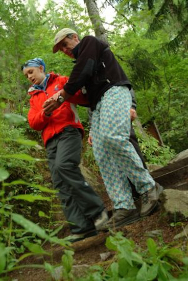 Quand la descente est un peu raide, rien de mieux que de donner la main à son guide et tout est plus simple, pas vrai Anaïs ?