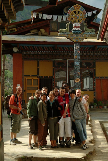 Dans la cour du monastère de Changanggkha, réservé au femmes. / In the women-only Changanggkha monastery courtyard