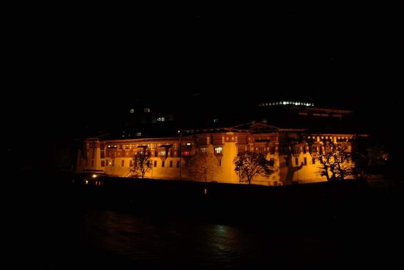 Pour terminer en beauté, une photo du dzong royal de nuit,… Pas mal, non ?! / To end in beauty, the royal Dzong by night… not bad, isn’t it?
