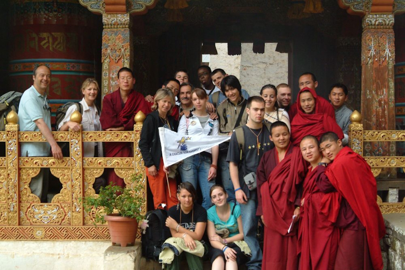 Petite photo de groupe à l’intérieur du monastère en compagnie de ses occupants. / Little group photo inside the monastery, with some of its inhabitants