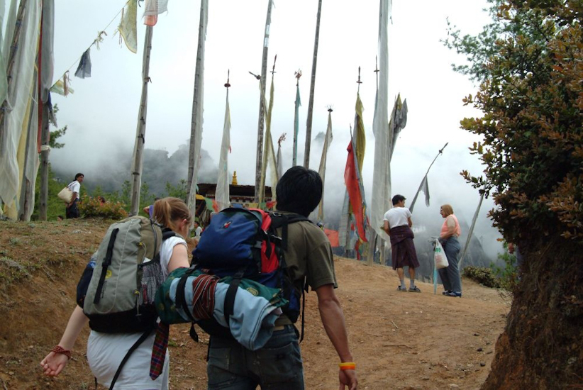 Nous arrivons au chorten d’où nous apercevrons, accroché dans les nuages, notre but : le fameux ermitage de Taktsang ! / We get to the Chorten from where we get a glimpse of our goal: the famous Taktsand hermitage, lost in the clouds.