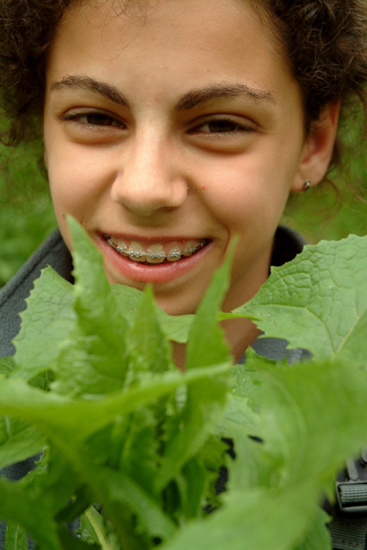 Eva s’occupe de ravitailler les troupes : salade pour tout le monde !