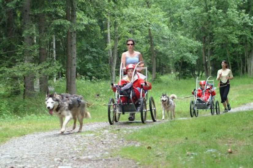 Et voilà les casaques rouges qui mènent la course !