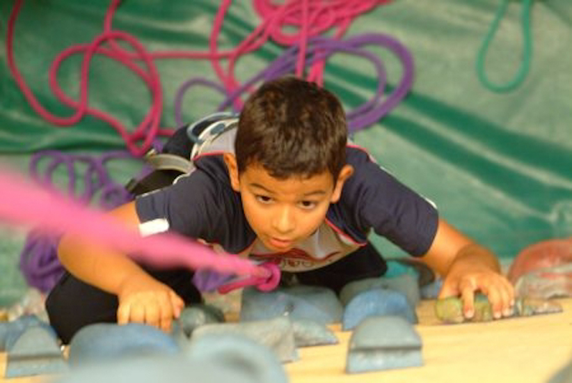 Concentration maxi ! Adelino, aux prise avec la paroi.