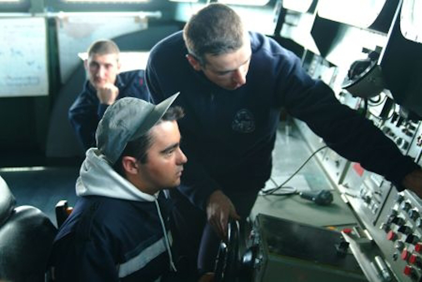 Tout en haut, en cabine de pilotage, Anthony prend la barre et, en toute confiance, dompte le Siroco !