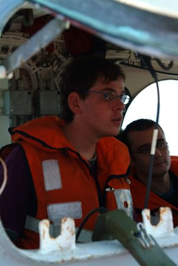 Juste derrière lui, à la barre, le Commandant Joël !
