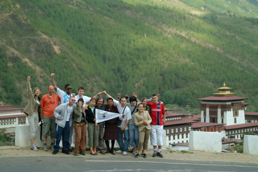 En fin d’après-midi, avant d’aller retrouver nos amis bhoutanais de VAST, nous pausons une dernière fois devant le Dzong Royal. / Late afternoon, last pose in front of the royal Dzong before meeting up with our Bhutanese friends from VAST