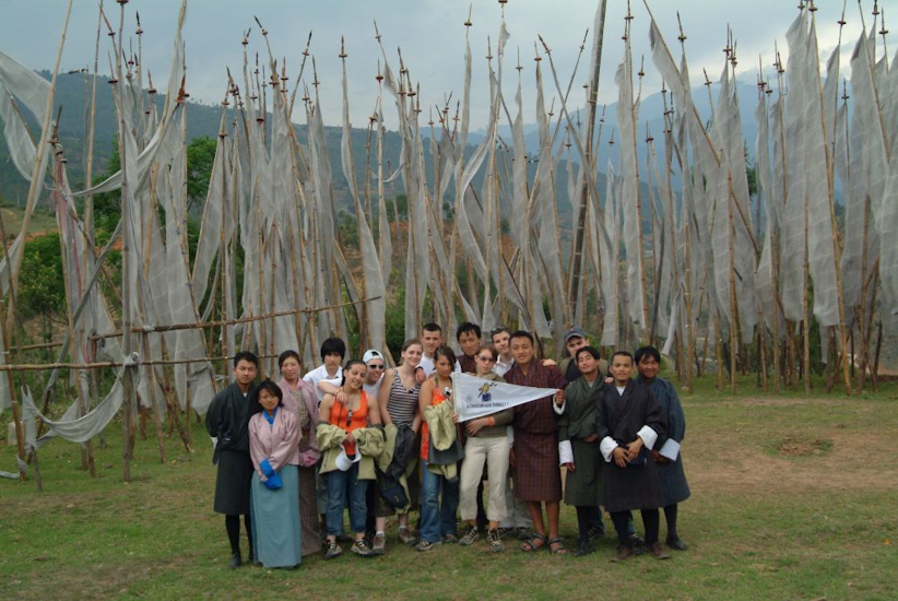Arrivés à notre sommet du jour, le monastère de Chimi LHAKHANG, nous posons devant les nombreuses « Bannières de victoire ». / As we reach our summit of the day, the Chimi LHAKHANG monastery, we take the pose in front of the many « victory flags »