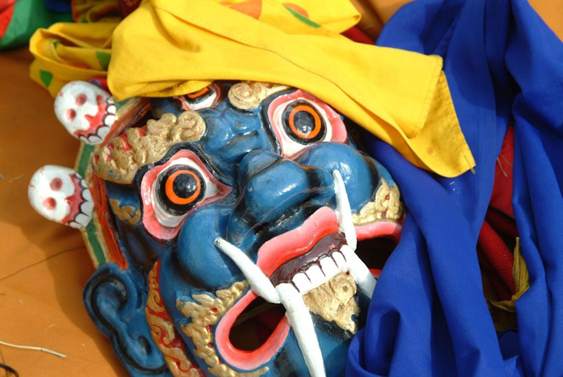 La férocité apparente des masques traditionnels n’a pas pour but d’effrayer…mais d’éloigner les ondes négatives… Et ça marche !  /the apparent ferocity of the traditional masks isn’t designed to scare but to keep the negative energy away… it works!