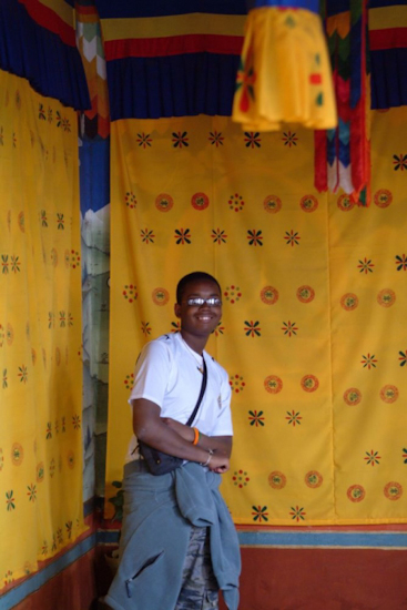 Kalidou ravi et surpris par l’extrême richesse colorée du décorum. / Kalidou surprised and amazed by the extreme colourful richness of the surroundings