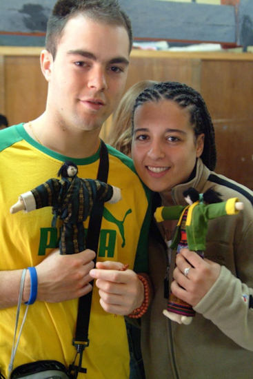 Matthieu et Sabrina dans l’atelier de figurines traditionnelles. / Matthieu and Sabrina in the traditional figurine studio