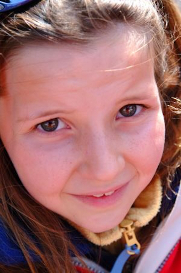 Mais qu’a Chloé qui cloue ? Un regard et un sourire ravageurs !