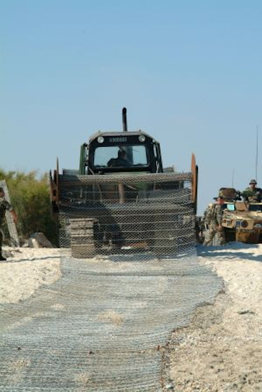 Pour nous accueillir sur la plage, les soldats nous déroulent le tapis rouge. A leur manière…