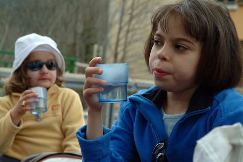 Après ces efforts, une petite collation s’impose ! (Selma et Irina).