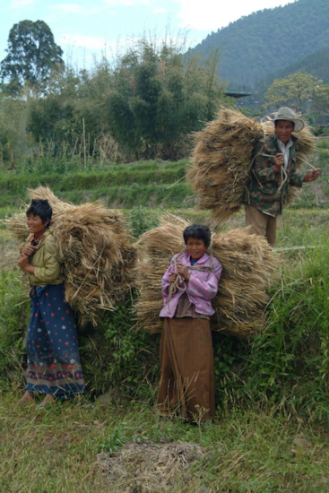 Sur le chemin de la descente, nous croisons le regard amical des autochtones, véritables personnalités de ce Bhoutan encore médiéval.  / On the way back down we meet the friendly smiles of the locals, real characters in the still medieval Bhutan.