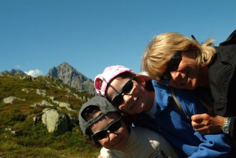 Petit portrait avec Christine avant de repartir vers le sommet situé tout à gauche de la photo, y’a encore du chemin mais la bonne humeur et la motivation sont intactes !