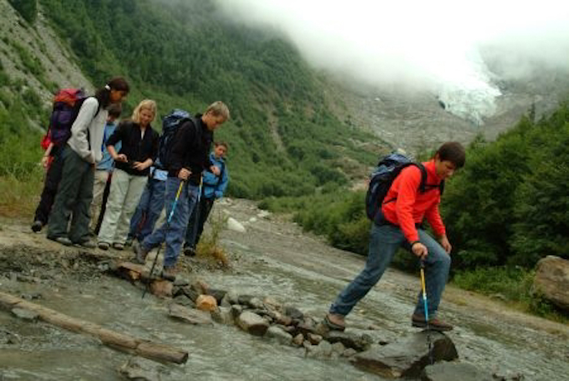 « Bon les filles, je vous explique comment on traverse une rivière, mais dépêchez vous, le glacier a l’air de descendre ! »