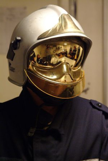 Fin de journée, nous apprenons les règles de sécurité ; l’occasion pour Romain de passer le casque de pompier de la Marine Nationale.
