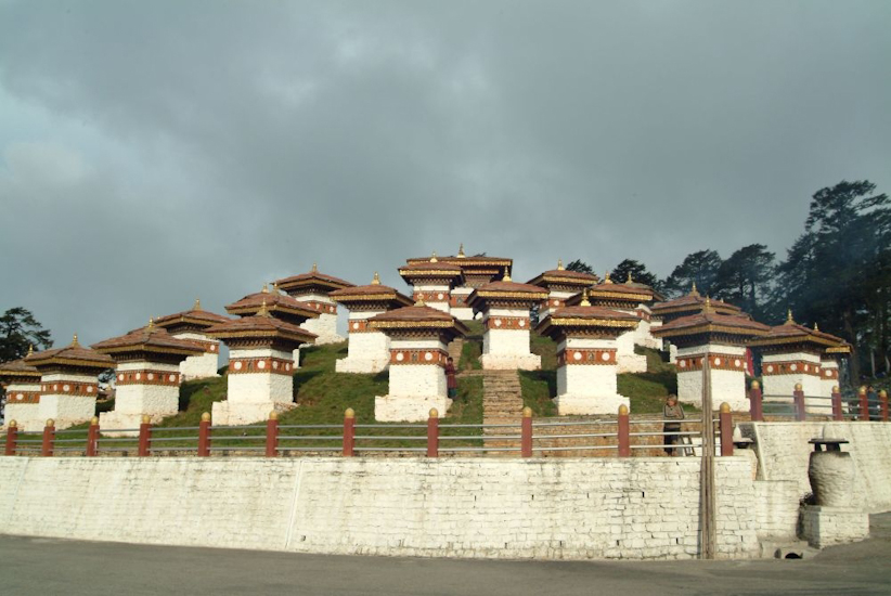Durant le retour à Thimphu, arrêt obligatoire devant le merveilleux chorten du col de Dochu. / On the way back to Thimphu, stop over at the wonderful Dochu pass chorten.