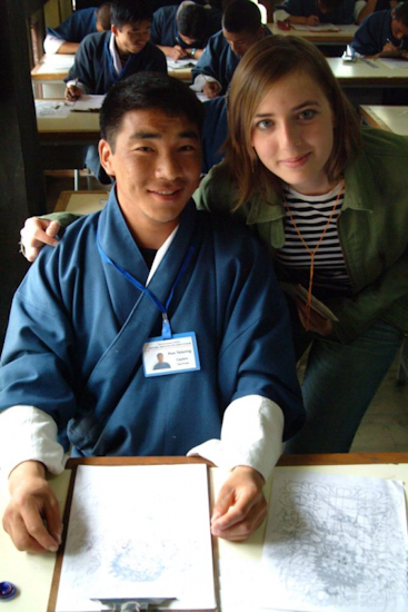 Julie posant avec Pem Tshering, l’étudiant le plus doué en dessin venat de lui offrir une jolie carte pour son anniversaire ! / Julie with Pem Tshering the most gifted drawing student, who just gave her a card as a birthday present