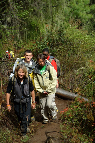 Un peu plus bas, à l’arrière, le groupe de Christine ne ménage pas ses efforts non plus mais l’ambiance reste cool et rigolarde ! / A bit further, Christine’s group doesn’t go easy either, but the atmosphere stays cool and grinning