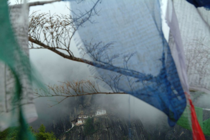 Ca y est, nous l’apercevons ! Telle une apparition, le fabuleux Taktsang s’offre à nos yeux ! / there it is, we can see it! Like an apparition, the fabulous Taksang offers itself to our eyes!