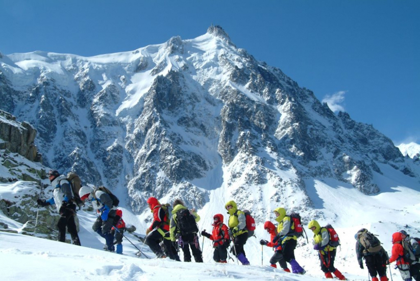 L’aiguille du midi nous offre son plus beau visage et, à plus de 2300m, nous continuons à progresser opiniâtrement !