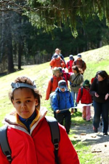 Précédant notre guide Nicole, Maïté prend le contrôle de la rando avec détermination.