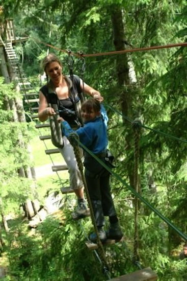 Maman ouistiti apprend à son petit les subtilités de la vie dans les arbres !