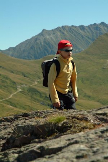 Vous voyez le petit sentier au loin derrière Sako, c’est par là qu’il est arrivé ! Quel tonus !
