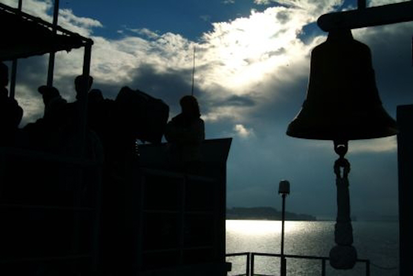 Et voilà, la cloche de fin de journée retentit sur le pont ; il est temps pour nous d’aller dîner… au carré des officiers !