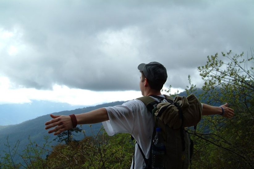 Notre guide vient de nous laisser entendre que nous approchions ; Rocco en profite pour invoquer les divinités « locales »… / Our guide just let us know we were getting closer. Rocco invokes the local divinities