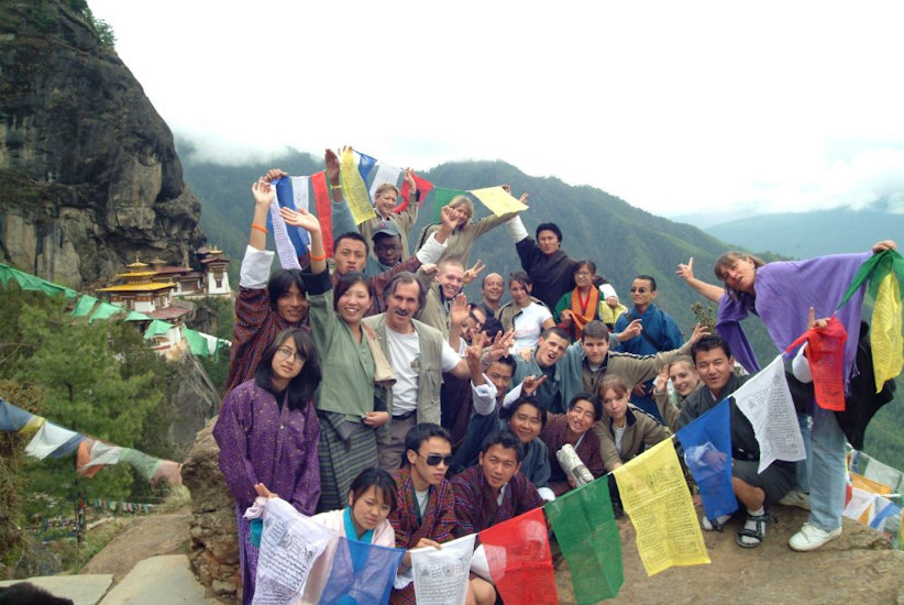 Nous avons réussi ! Quelle bonheur et quel exploit ! Nous sommes vraiment aux anges et décidons de poser tous ensemble devant notre « Everest bhoutanais » ! / We made it! What a performance! What a joy! We are just over the moon as we take the pose all to