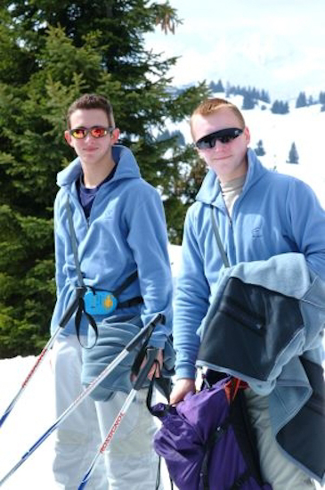 Prévoyants, Loïc et Aurélien, en se rapprochant du soleil décident de tomber la veste…