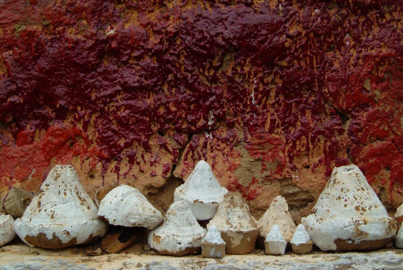 Les sat-tsa : petits moulages faits des cendres des défunts et d’argile, déposés sur les lieux sacrés. / Sat-tsa: casting made of deceased ashes and clay, layed in sacred places