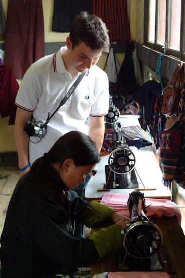 Rocco, en parfaite admiration devant une étudiante du cous de confection textile… / Rocco totally admiring a weaving student